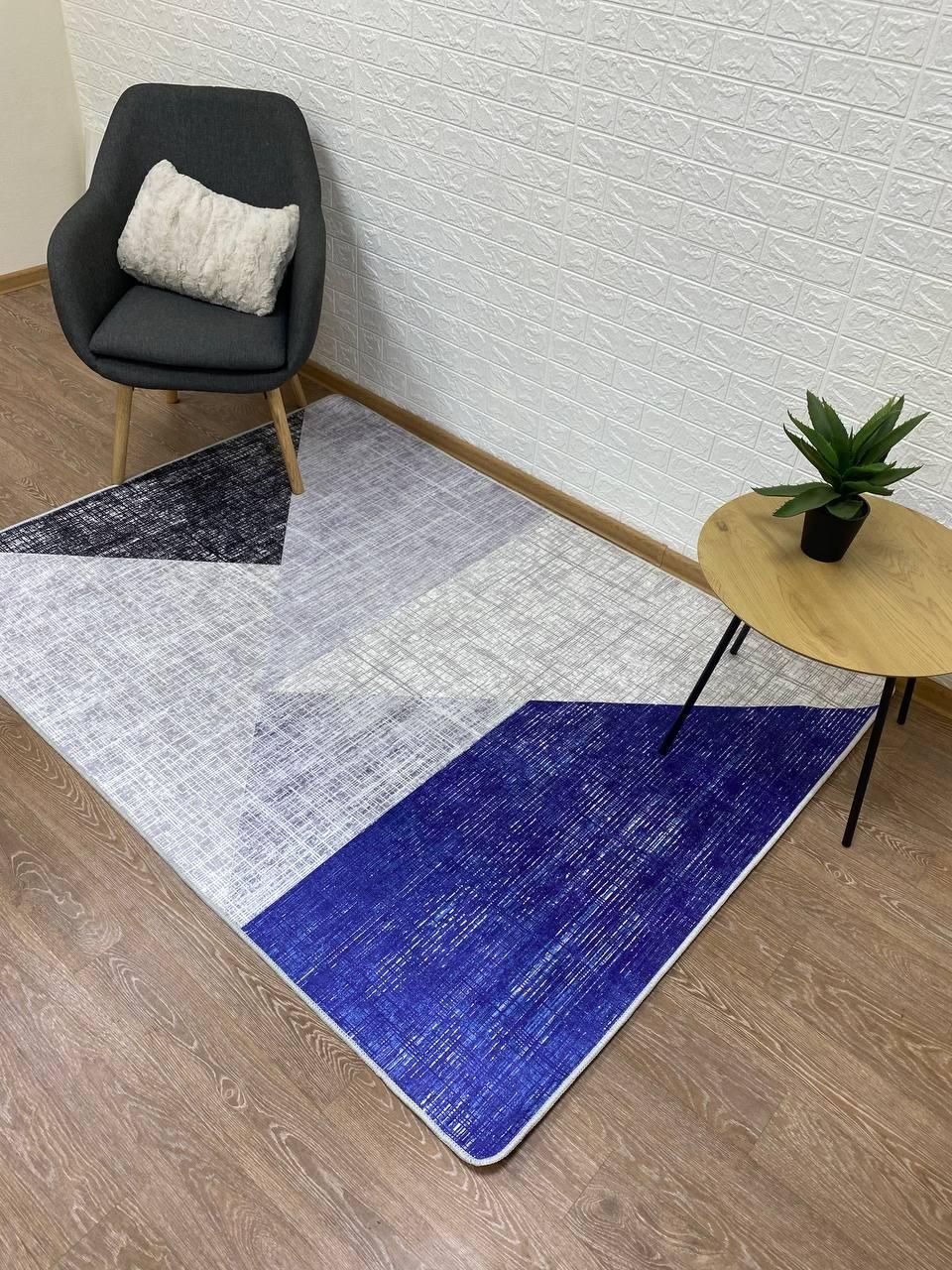 Турецький килим у спальню "Сині трикутники".