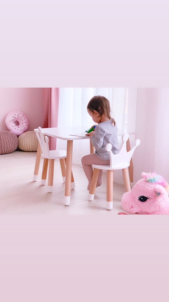 Дитячий стіл і 2 стільці (2 стільці на вибір і стіл напівхмара)