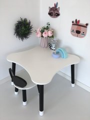 Столик четырехлистник и 1 черно-белый стул мишка