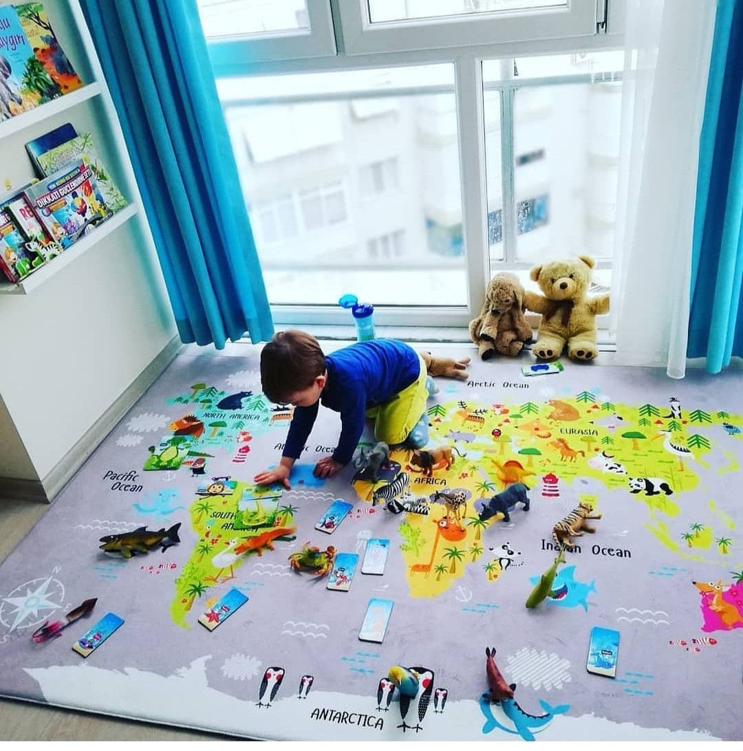 Плюшевый утепленный детский ковер "Карта мира" светло - серый