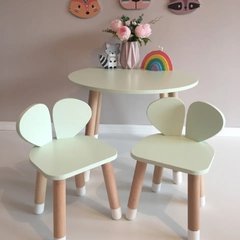 Дитячий стіл і 2 стільці (дерев'яний стільчик ведмедик і круглий столик)
