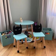 Дитячий стіл і 2 стільці (дерев'яний стільчик бетмен 2 шт і круглий стіл)