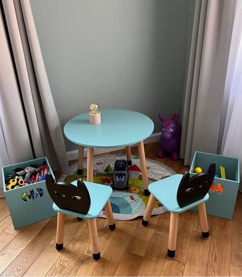 Детский стол и 2 стула (деревянный стульчик бетмен 2 шт и круглый стол)