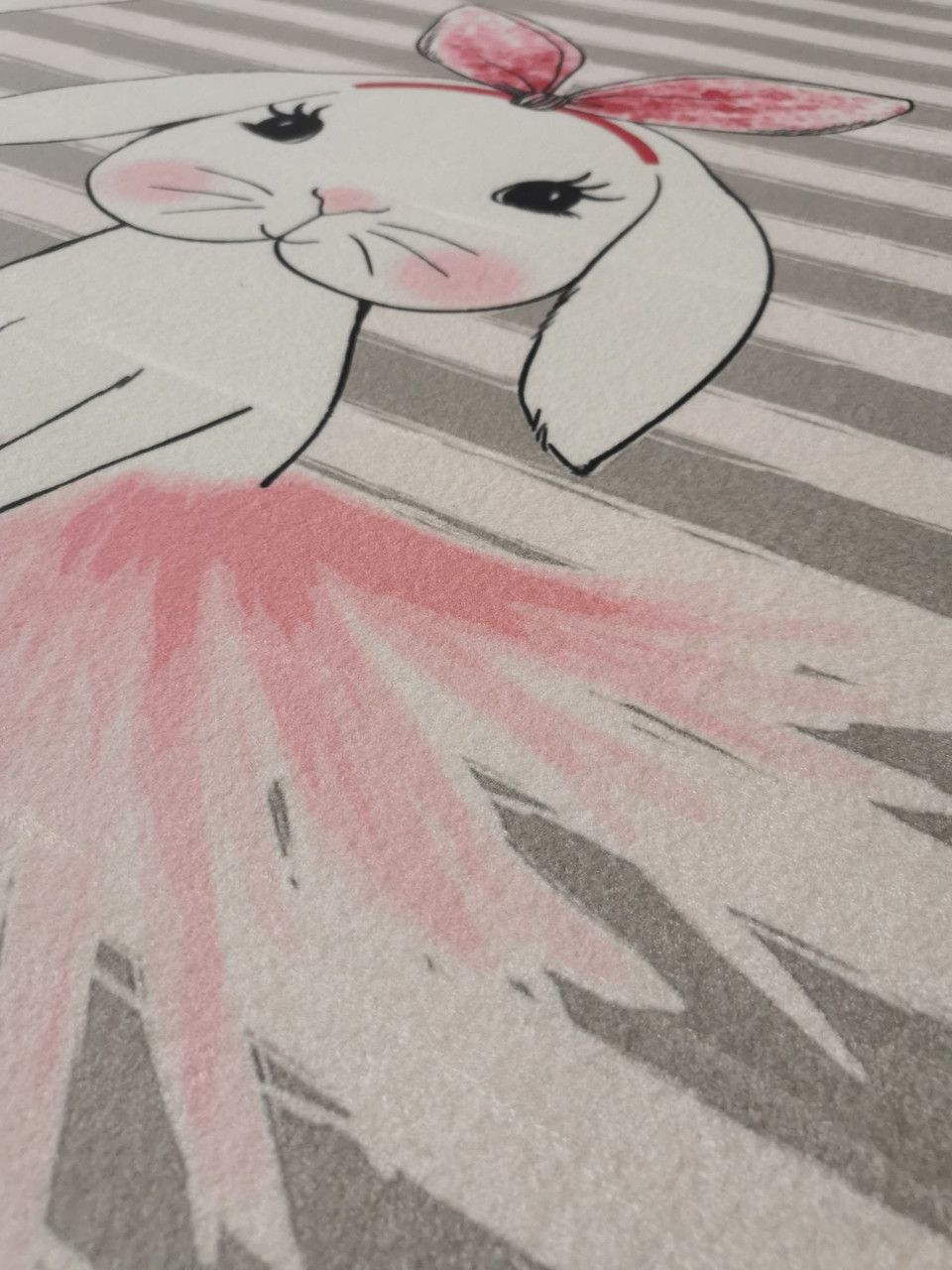 Плюшевый утепленный детский ковер "Классики и зайчик-балерина" серый
