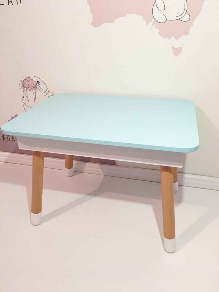 Детский прямоугольный стол с пеналом и 2 стула (бабочка и мишка)