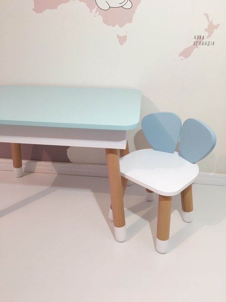 Детский прямоугольный стол с пеналом и 2 стула (бабочка и мишка)