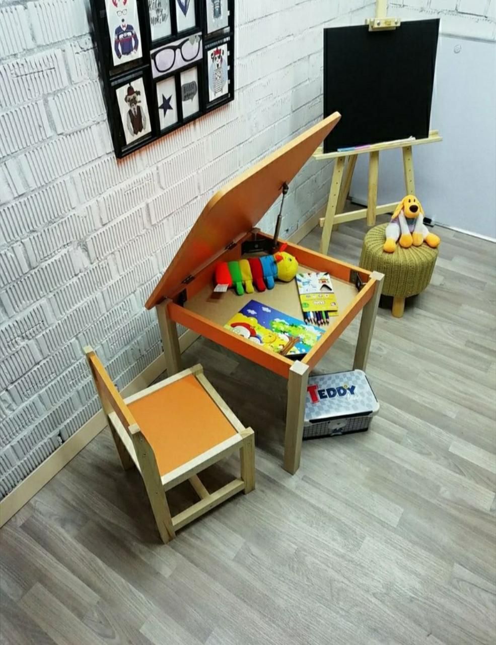 Дитячий стіл-мольберт помаранчевий і 1 стілець