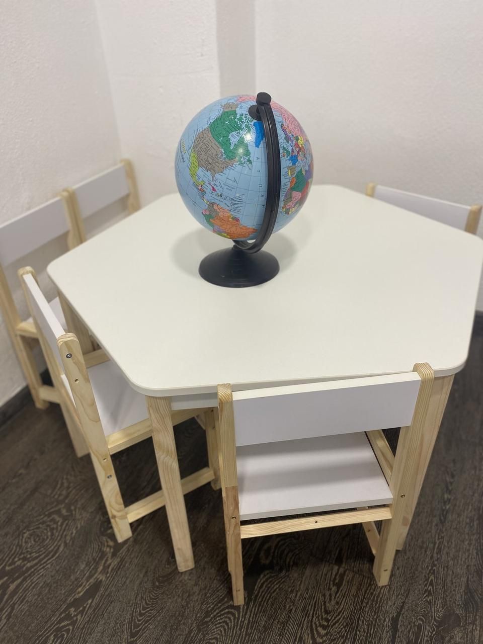 Дитячий стіл та 6 стільців