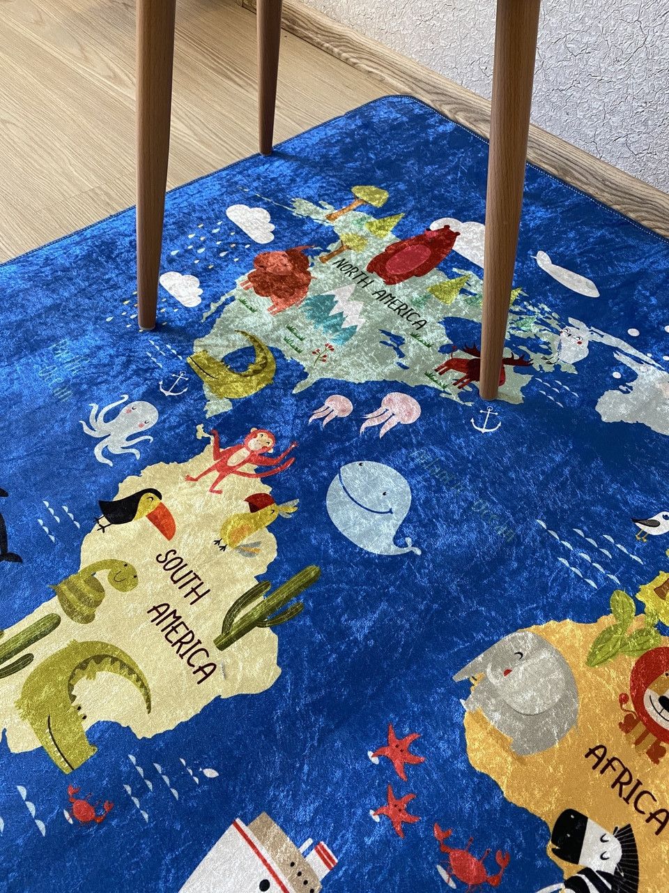 Килим в дитячу "Карта світу на синьому фоні"