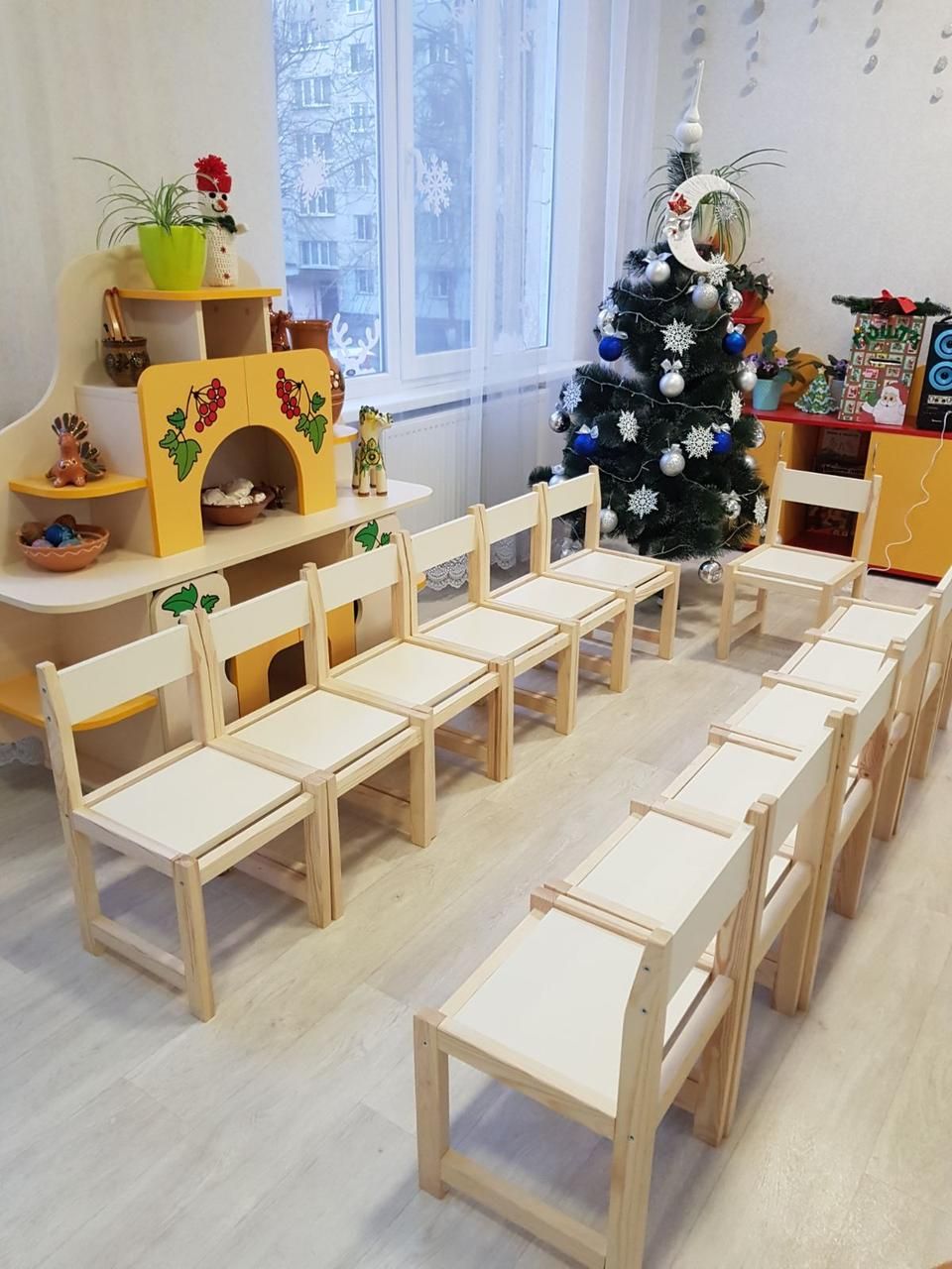 Детский стол и 6 стульев и стульев