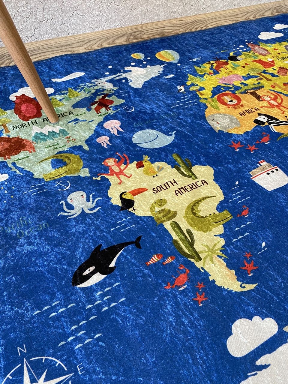 Килим в дитячу "Карта світу на синьому фоні"