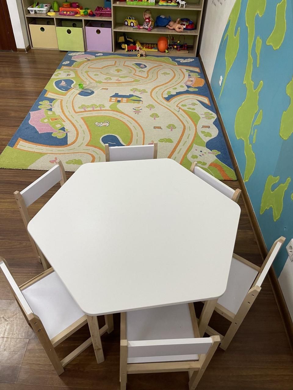 Дитячий стіл та 6 стільців
