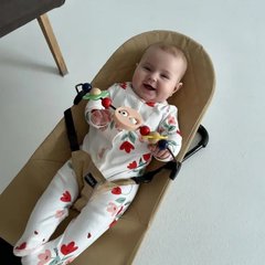 Детский шезлонг (кресло-качалка) + дуга с игрушками в подарок